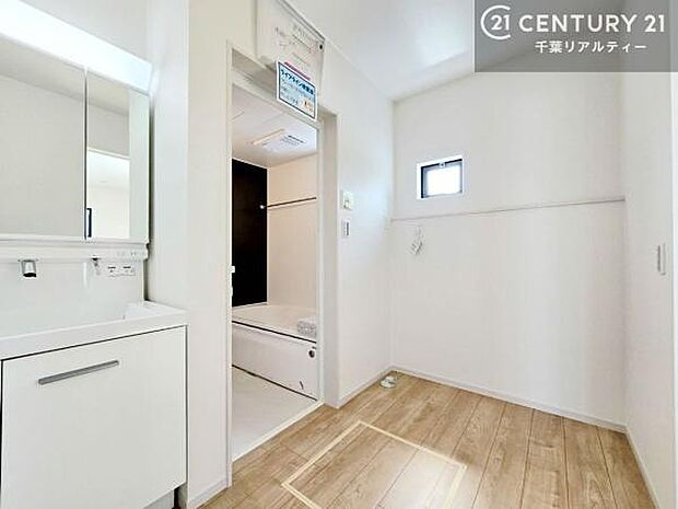 小窓付きの明るい洗面室です！湿気もすぐに入れ替えができて清潔に保つことができます！自然光が差し込むのでお化粧の仕上がりも良くなりますね！