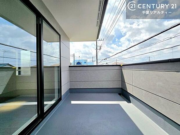 陽当たりの良いバルコニーで、お洗濯物もよく乾きそうですね！お天気の良い日にはバルコニーへ出てリフレッシュするのも気持ちよさそうです。