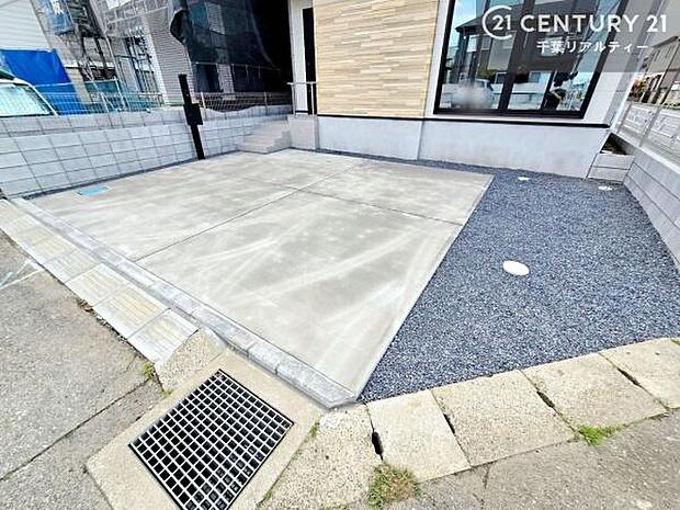 駐車スペースは2台分あります！セカンドカーはもちろん、バイクや自転車なども置き場所に困りません。