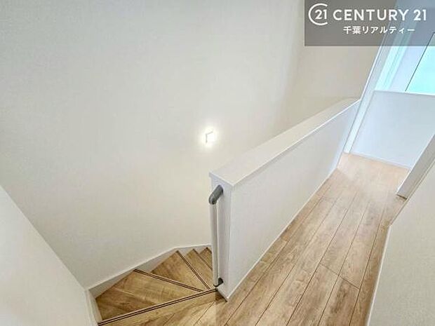 階段は明るく手摺りもついています！お子様やご年配の方も安心してご利用頂けますね！