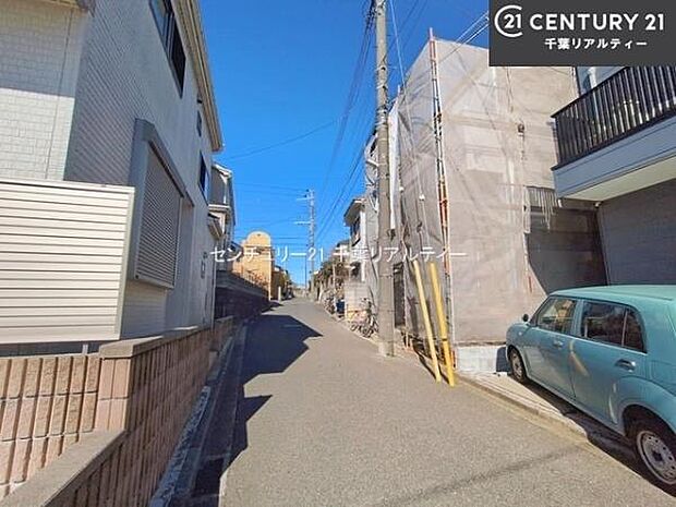 前面道路は4m!陽当り良好な立地です。車庫入れが苦手な方も安心ですね。