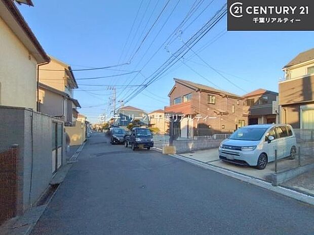 前面道路は6m!陽当り良好な立地です。車庫入れが苦手な方も安心ですね。