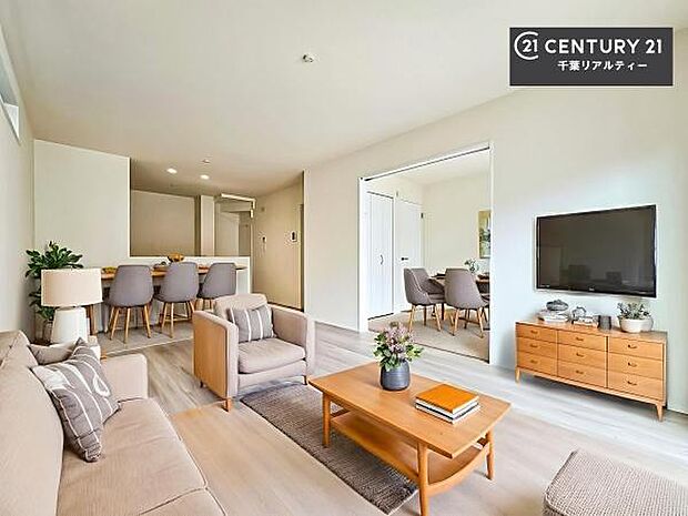 家具はCGパースです。心地良いリビングは家族が自然と集まります。家族団欒の時間が増えそうです。ご家族と、より一層充実した時間を過ごせそうですね。