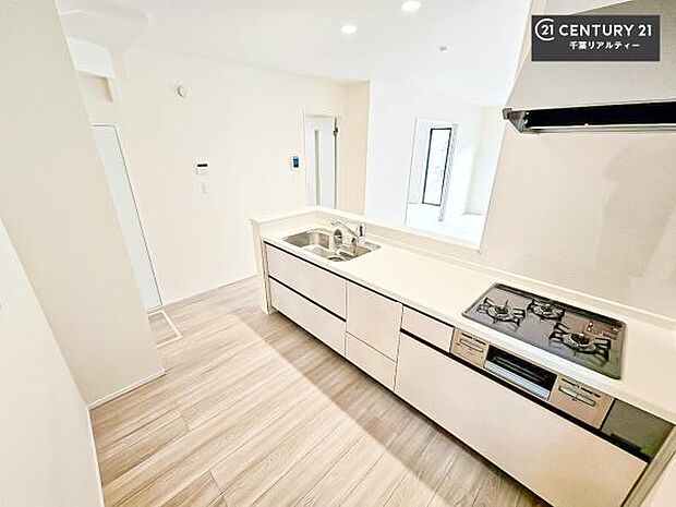 大人気の対面式システムキッチンを採用しています!ご家族のコミュニケーションが自然と増える設計です。お子様にも目が届くので嬉しいですね!広々使えて快適に作業が進みます。