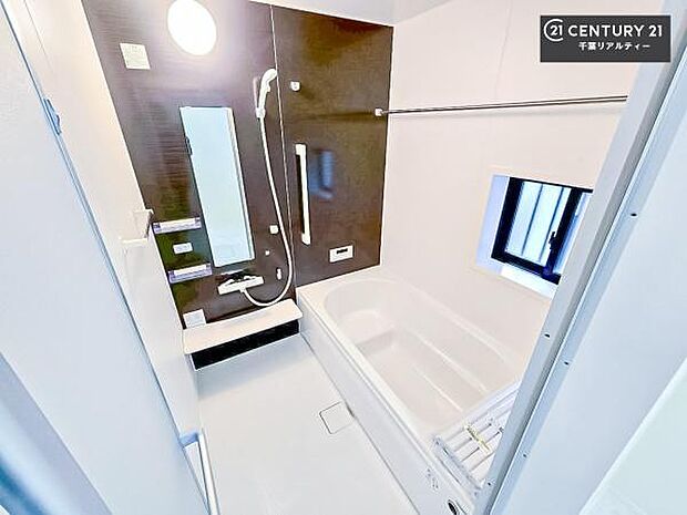 落ち着きある大人の雰囲気のバスルームは、味が出ていてバスタイムが充実!お仕事頑張っているご褒美にお好みの匂いの入浴剤を入れて、楽しんでみてはいかがでしょうか?