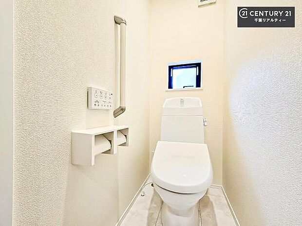 1・2階にトイレがございます!朝の忙しい時間帯も待たずにすみそうですね。白を基調とした清潔感のあるトイレでお手入れがしやすいです!