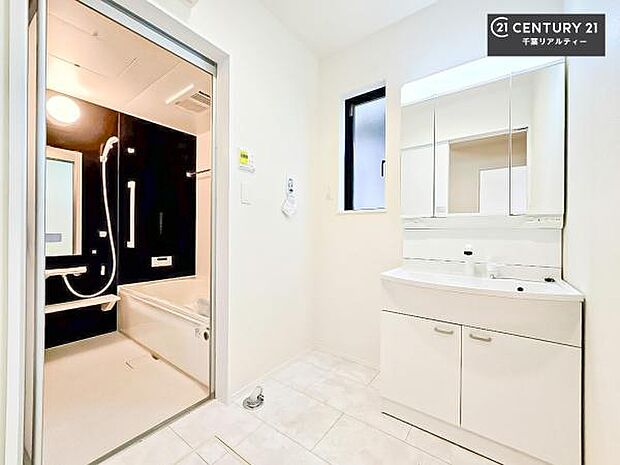 三面鏡仕様の洗面所は、身だしなみがしやすい造り!裏は収納になっています。ドライヤーやお化粧道具を片付けられるので洗面台周りをスッキリと見せることが出来ます!