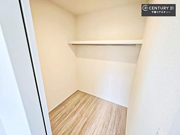 ウォークインクローゼット付きです。たくさんのお洋服などを収納しておけそうですね!他にも扇風機や加湿器など季節物の大きな家電も収納できます!