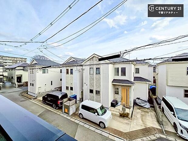 晴れた日には青い空を見渡せる開放的な時間を楽しめます。気持ちの良い風が通り抜ける街並みです!