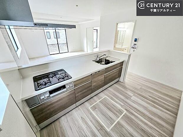 大人気の対面式システムキッチンを採用しています!ご家族のコミュニケーションが自然と増える設計です。お子様にも目が届くので嬉しいですね。広々使えて快適に作業が進みます。