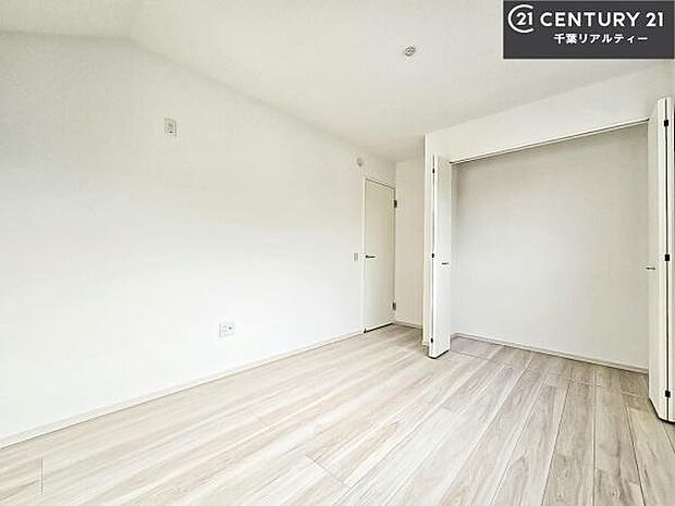 優しい光が差し込む洋室は、朝の目覚めも気持ちが良さそうですね。おうち時間もゆったりと過ごすことができます。優しい色合いのフローリングがどんな家具にもマッチします!