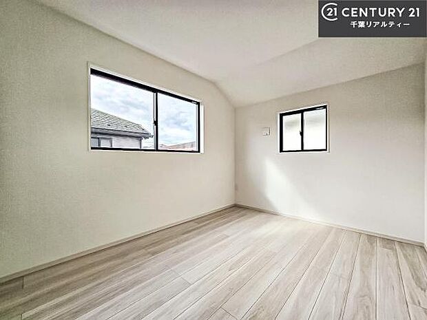 掃き出し窓がないお部屋は、お子様のお部屋としても安心です!収納スペースも充実しているので散らかったお部屋をサッと片付けられます!