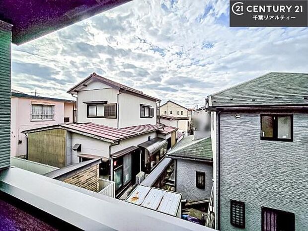 落ち着きある住宅街です!周囲には高い建物がなく、空が広く開放感があり、陽当たりを大きく遮られることもありません!気持ちの良い風が通り抜ける街並みです!