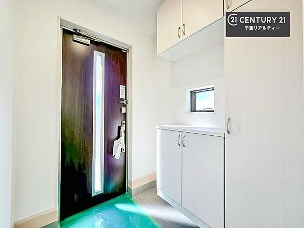 シューズボックス付きなので、玄関が片付きお掃除がしやすいです!スッキリした玄関で戸を開けた瞬間、清潔感のある心地いい空間が出迎えてくれます。