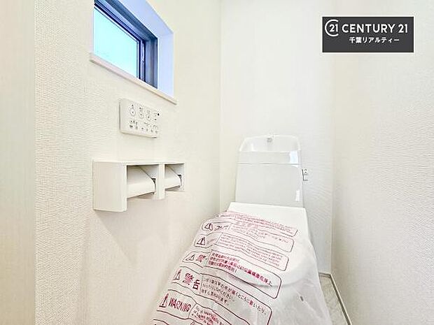 1・2階にトイレがございます!朝の忙しい時間帯も待たずにすみそうですね。白を基調とした清潔感のあるトイレでお手入れがしやすいです!