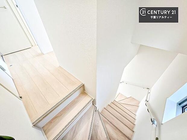 階段は明るく手摺りもついています。お子様やご年配の方も安心してご利用頂けます!毎日の生活にやさしさをプラスした住まいです。