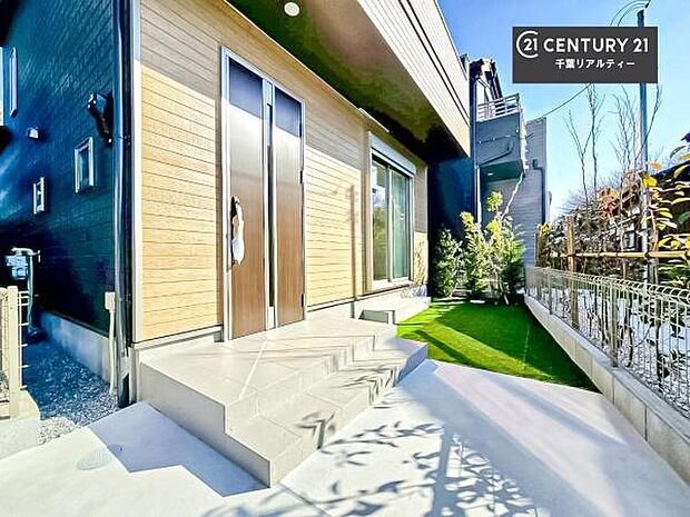 陽当たり良好なお庭です!晴れた日には青い空を見渡せる開放的な時間を楽しめます。