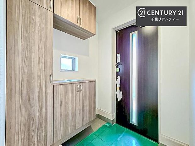 シューズボックス付きなので、玄関が片付きお掃除がしやすいです!スッキリした玄関で戸を開けた瞬間、清潔感のある心地いい空間が出迎えてくれます。