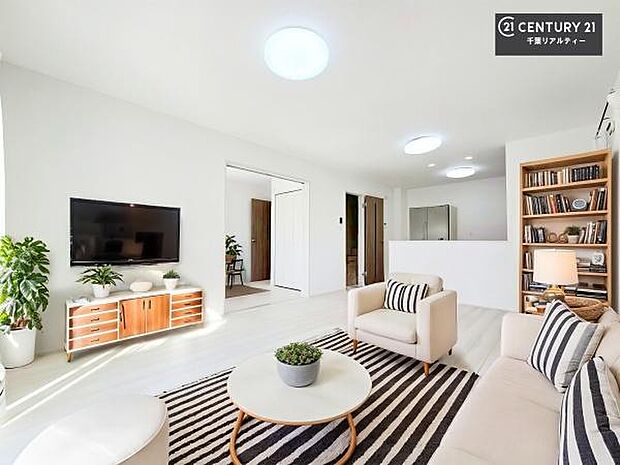 家具はCGパースです。優しい陽だまりがリビングを包んでくれて居心地の良い空間を演出してくれます!くつろぎの時間を過ごせます!