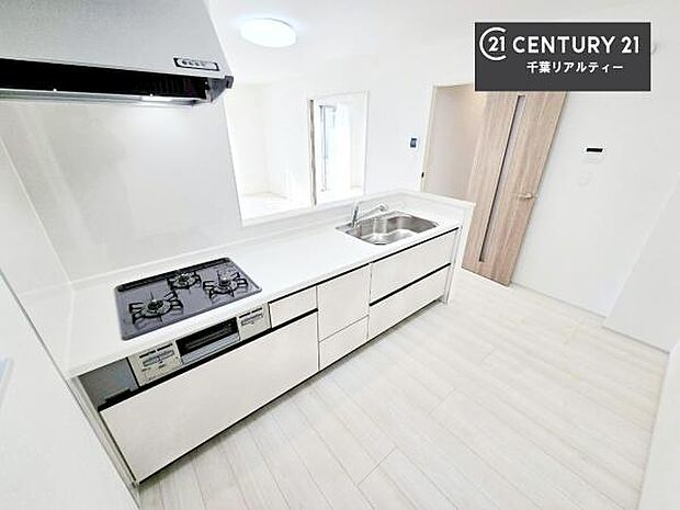 収納スペースが豊富で、調理スペースがスッキリと片付きひろ〜く活用できます!快適に作業ができます!毎日の料理が捗ります!