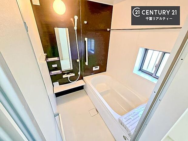 白を基調とした清潔感のあるバスルーム!快適なバスタイムが送れます!1日の疲れをしっかりと癒してくれる素敵なリラクゼーション空間になりそうですね。