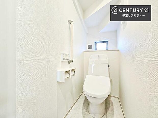 1・2階にトイレがございます!朝の忙しい時間帯も待たずにすみそうですね。白を基調とした清潔感のあるトイレでお手入れがしやすいです!