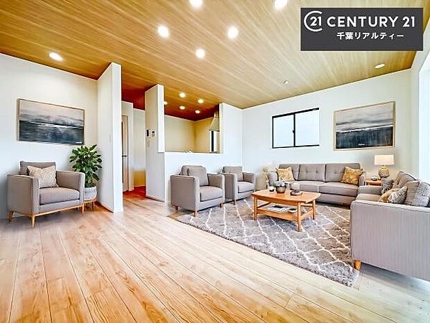 家具はCGパースです。心地良いリビングは家族が自然と集まります。家族団欒の時間が増えそうです。ご家族と、より一層充実した時間を過ごせそうですね。