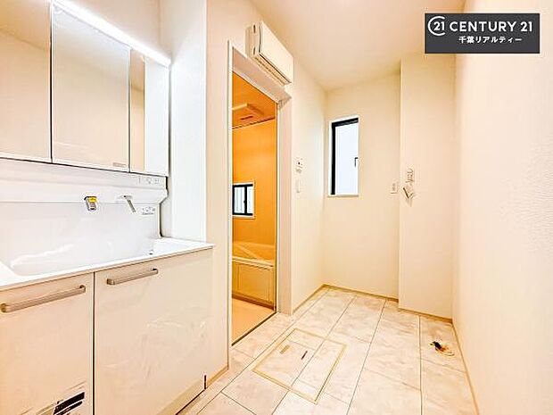 身なりを整える洗面所は、清潔感が大事です!水周りの清潔感のある雰囲気を演出!気持ちよくお使いいただけます。