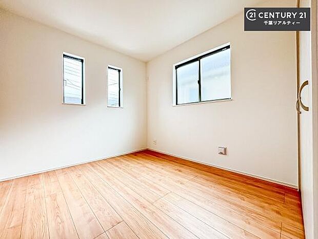 2面採光を確保した明るい室内は、風通しも良く、明るく大変居心地の良い空間となっております。リラックスして過ごせる心地の良いお部屋です!