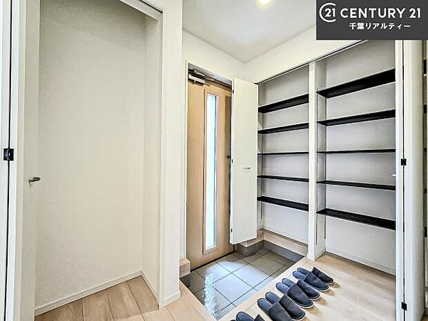 シューズボックス付きなので、玄関が片付きお掃除がしやすいです!スッキリした玄関で戸を開けた瞬間、清潔感のある心地いい空間が出迎えてくれます。