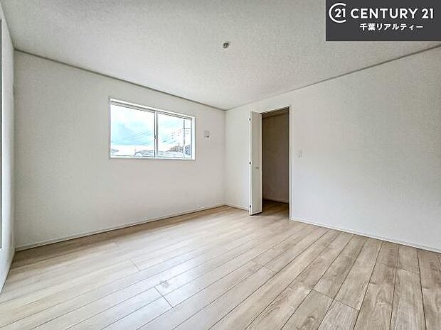 優しい光が差し込む洋室は、朝の目覚めも気持ちが良さそうですね。おうち時間もゆったりと過ごすことができます。優しい色合いのフローリングがどんな家具にもマッチします!