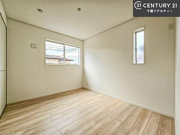 掃き出し窓がないお部屋は、お子様のお部屋としても安心です!収納スペースも充実しているので散らかったお部屋をサッと片付けられます!