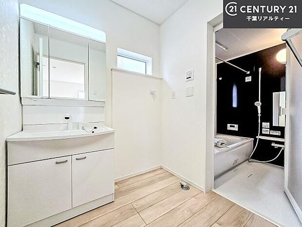 小窓付きの明るい洗面室です!湿気もすぐに入れ替えができて清潔に保つことができます!自然光が差し込むのでお化粧の仕上がりも良くなりますね!