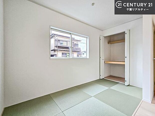 リビングと隣接した畳コーナーです!家事の休憩スペースやキッズスペースとして活用するのもよさそうですね!窓からは陽が差し込むので、明るく温もりを感じられます!