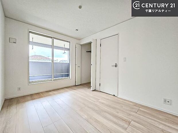 たっぷり日差しが差し込む洋室!温もりと明るさを兼ね備えた魅力的空間で、プライベート時間を有意義に過ごせます!