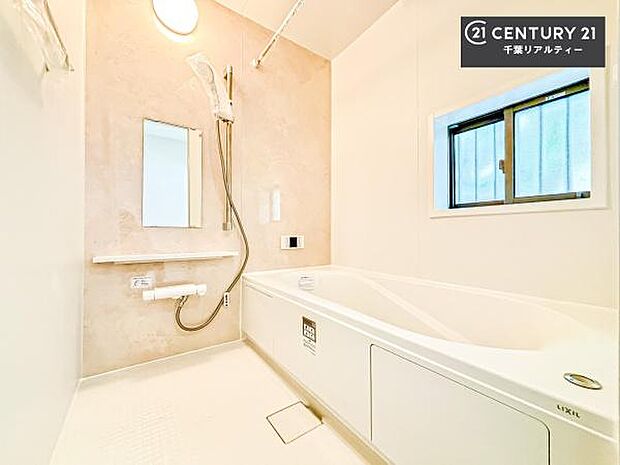 落ち着きある大人の雰囲気のバスルームは、味が出ていてバスタイムが充実!お仕事頑張っているご褒美にお好みの匂いの入浴剤を入れて、楽しんでみてはいかがでしょうか?