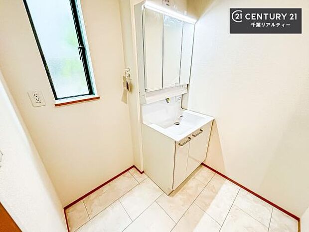 小窓付きの明るい洗面室です!湿気もすぐに入れ替えができて清潔に保つことができます!自然光が差し込むのでお化粧の仕上がりも良くなりますね!【同仕様】