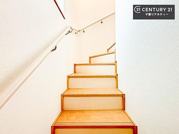 階段は明るく手摺りもついています!お子様やご年配の方も安心してご利用頂けますね!