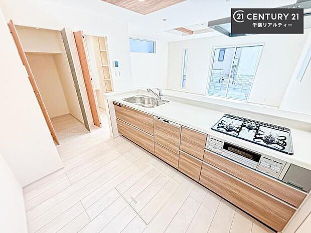 大人気の対面式システムキッチンを採用しています!ご家族のコミュニケーションが自然と増える設計です。お子様にも目が届くので嬉しいですね!広々使えて快適で作業が進みます。