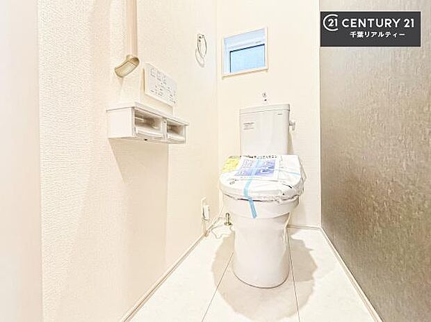 1・2階にトイレがございます!朝の忙しい時間帯も待たずにすみそうですね。白を基調とした清潔感のあるトイレでお手入れがしやすいです!