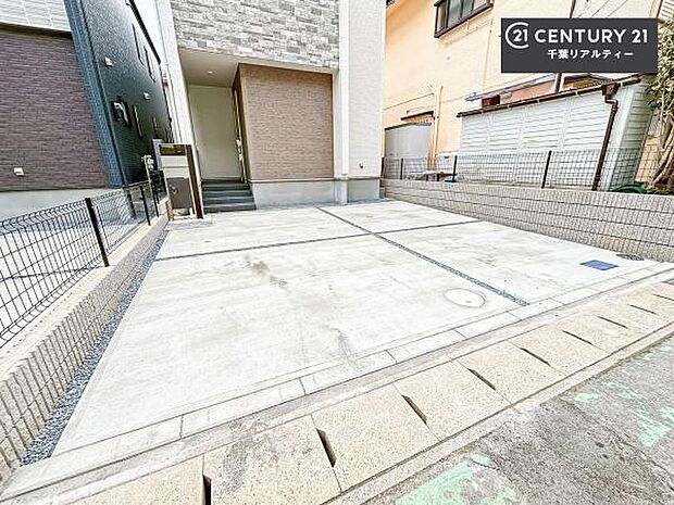 駐車スペースは2台分あります!セカンドカーはもちろん、バイクや自転車なども置き場所に困りません。