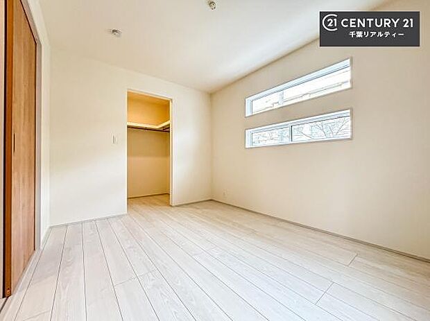 シンプルにデザインされているため、家具を選びません!お気に入りの家具を置いてくつろげる空間を作ることができます。