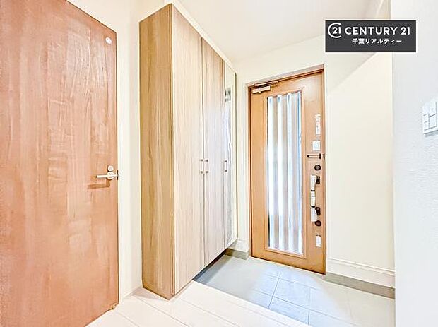 シューズボックス付きなので、玄関が片付きお掃除がしやすいです!スッキリした玄関で戸を開けた瞬間、清潔感のある心地いい空間が出迎えてくれます。