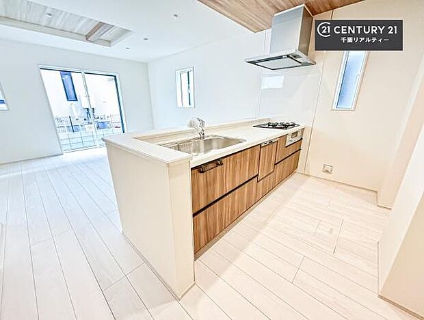 ゆとりある調理スペースで作業がしやすい快適なキッチンです!お子様と一緒にお菓子造りも楽しめる広々スペースです。楽しい調理時間になりそうですね!