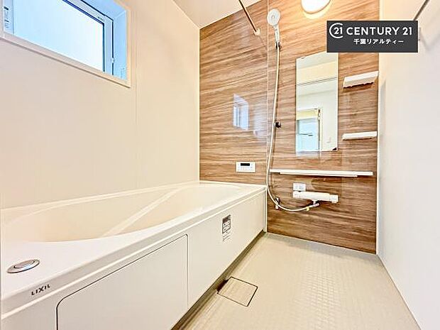 落ち着きある大人の雰囲気のバスルームは、味が出ていてバスタイムが充実!お仕事頑張っているご褒美にお好みの匂いの入浴剤を入れて、楽しんでみてはいかがでしょうか?