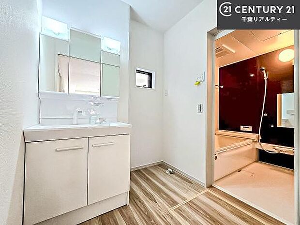 小窓のついた洗面所は、光と風が入りやすく、いつでも快適にお使いいただけます。三面鏡で使い勝手が良く、鏡裏収納も備えておりますので、日用品やスキンケア用品もすっきり整理できます。