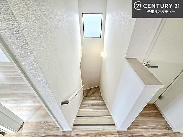 階段は明るく手摺りもついています。お子様やご年配の方も安心してご利用頂けますね。