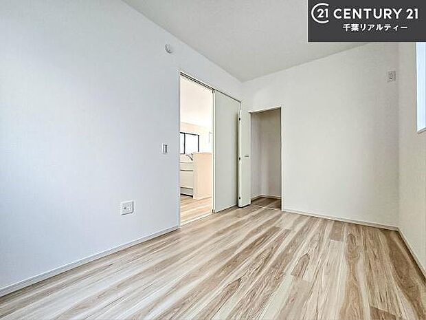 シンプルにデザインされているため、家具を選びません!お気に入りの家具を置いてくつろげる空間を作ることができます。