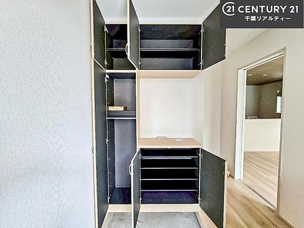 シューズボックス付きなので、玄関が片付きお掃除がしやすいです!スッキリした玄関で戸を開けた瞬間、清潔感のある心地いい空間が出迎えてくれます。