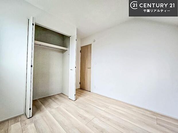 収納スペースがついています!居室をスッキリ整頓する事ができますね。家具を選ばないシンプルなデザインの為、家具を選ばずお気に入りの空間作りができそうですね。